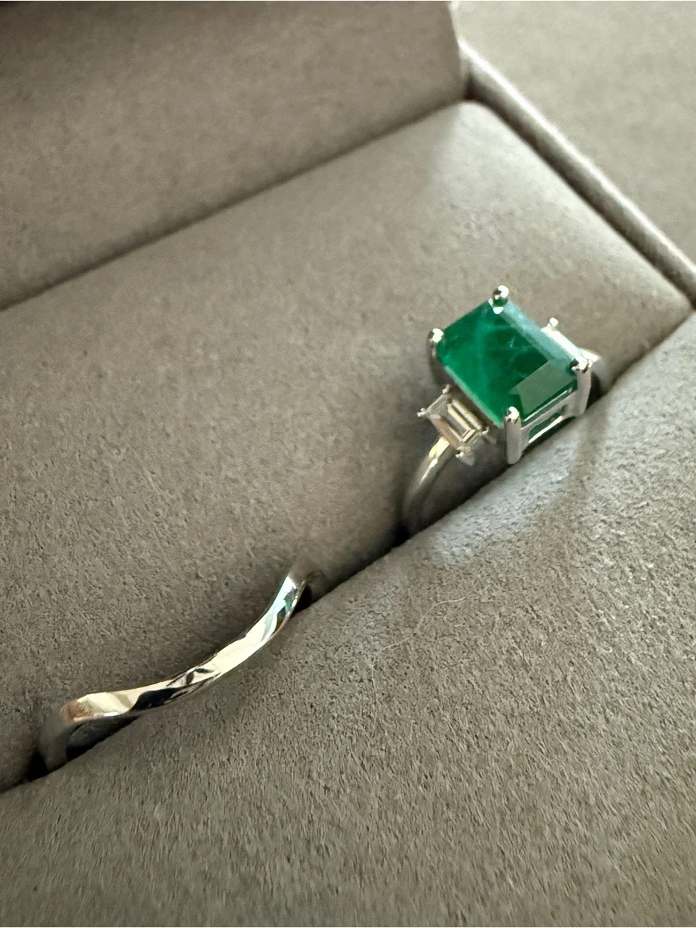 Emerald and diamonds white gold engagement ring set, size 5.5